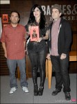 Kat_Von-D_in_shiny-leggings.jpg