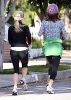 20090107-Reese_Witherspoon_Jogging_Ass5.jpg