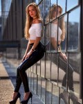 girls-in-yoga-pants-14.jpg